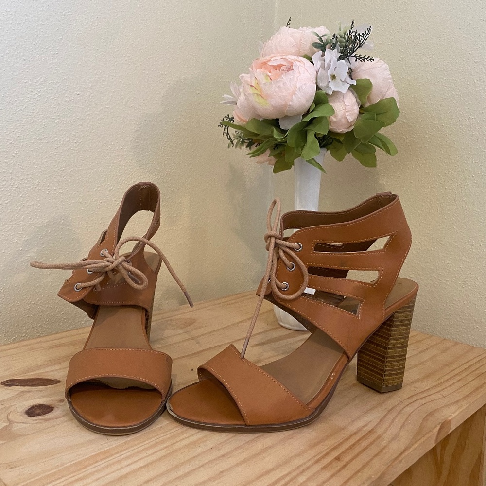 Lace up gladiator block heel shoes sz 7.5